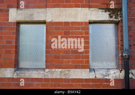 Saliti a bordo-up pub King William IV pub sulla strada principale di Newport South Wales UK Foto Stock