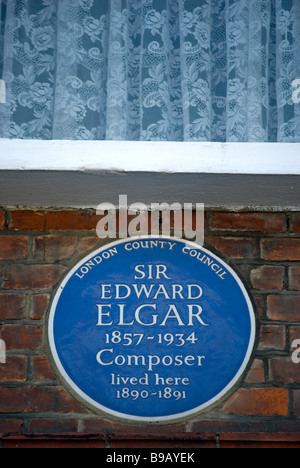 English Heritage targa blu segnando una ex casa del compositore sir Edward elgar, West Kensington, Londra, Inghilterra Foto Stock