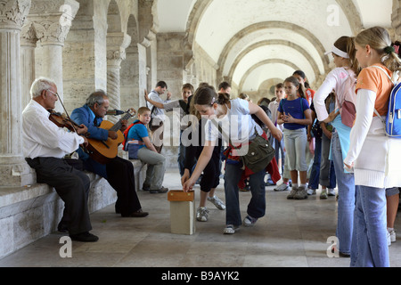 Un gruppo di bambini e musicisti del bastione dei pescatori a Budapest, Ungheria Foto Stock