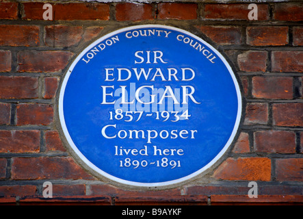 English Heritage targa blu segnando una ex casa del compositore sir Edward elgar, West Kensington, Londra, Inghilterra Foto Stock