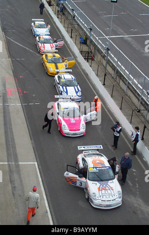 British Touring vetture schierate in pit lane a Brands Hatch Foto Stock