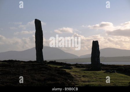 Due pietre permanente facente parte dell'anello del neolitico O'Brodgar, isole Orcadi, stagliano contro il cielo Foto Stock