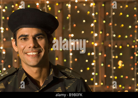 Soldato dell'esercito a sorridere di fronte Diwali decorazione Foto Stock