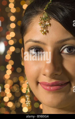 Donna sorridente nella parte anteriore del Diwali decorazione Foto Stock