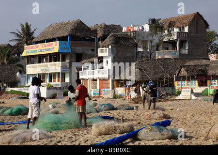 India Tamil Nadu Mamallapuram Mahabalipuram spiaggia case di pescatori Foto Stock