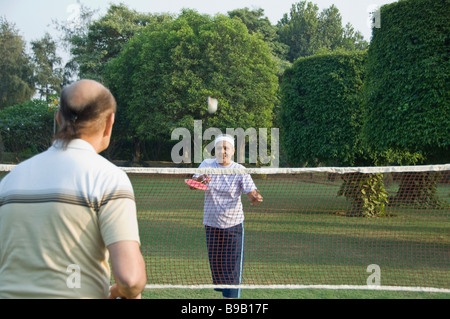 Accoppiare la riproduzione di badminton in un parco, New Delhi, India Foto Stock