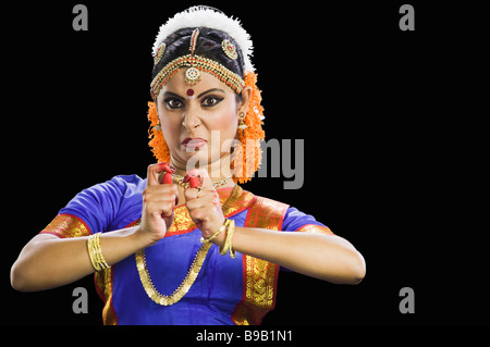 Sud donna indiana di eseguire Bharatnatyam la danza classica indiana Foto Stock