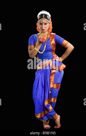 Sud donna indiana di eseguire Bharatnatyam la danza classica indiana Foto Stock