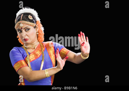 Sud donna indiana di eseguire Bharatnatyam la danza classica indiana Foto Stock