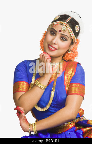 Sud donna asiatica di eseguire Bharatnatyam la danza classica indiana Foto Stock