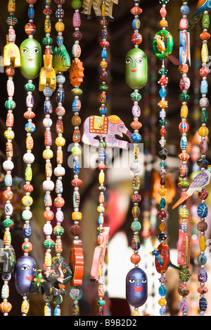 Tenda a perline per la vendita su un mercato in stallo, New Delhi, India Foto Stock