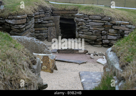Uno degli antichi roundhouses scavato a Skara Brae, isole Orcadi, Scozia. Foto Stock