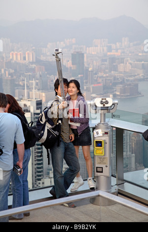 I turisti prendendo immagini souvenir da Hong Kong, Cina Foto Stock