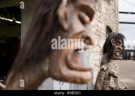 Totem maschere al di fuori di un negozio di Exeter quay Foto Stock