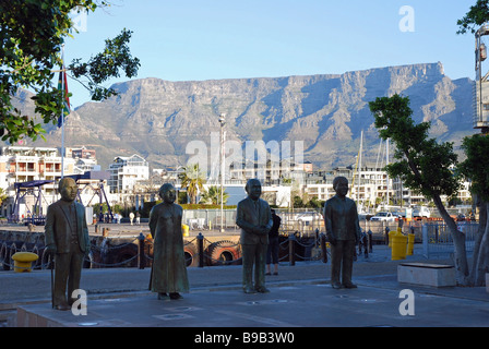 Le sculture in bronzo del Sud Africa quattro premi Nobel per la pace, vincitori Nobel Square Victoria and Alfred Waterfront, Città del Capo Foto Stock