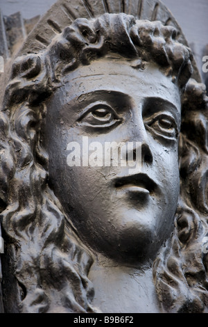 Faccia della scultura di una giovane donna. Foto Stock