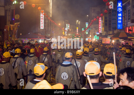 Mazu annuale Pellegrinaggio santo e Festival dal Tempio Zhenlan, Dajia distretto, Taichung, Taiwan. Processione partecipanti gruppo lungo il percorso Foto Stock