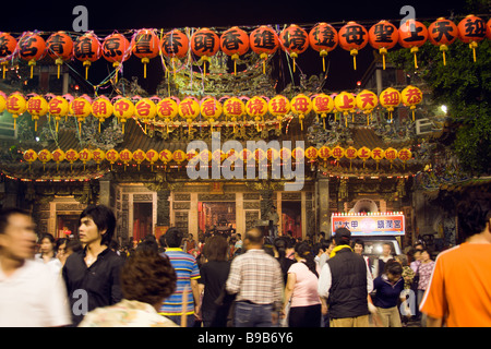 Mazu annuale Pellegrinaggio santo e Festival dal Tempio Zhenlan, Dajia distretto, Taichung, Taiwan. Folle si radunarono al di fuori del tempio Foto Stock