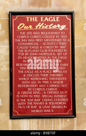 Bordo di descrivere la storia della Eagle pub in Benet Street Cambridge Inghilterra Regno Unito Foto Stock