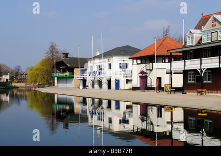 Cambridge University Boat Club Boathouses sul fiume Cam Inghilterra Cambridge Regno Unito Foto Stock