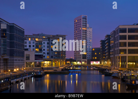 Clarence House si affaccia su negozi, uffici e appartamenti al Clarence Dock, Leeds, West Yorkshire, Inghilterra, Regno Unito Foto Stock