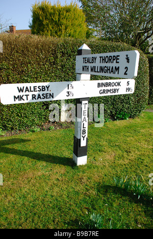 Lincolnshire Wolds Village Sign Post. Foto Stock