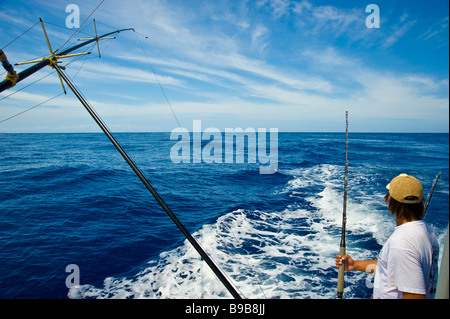 Big game pesca pescatori sulla barca da pesca di Saint Gilles La Réunion Francia | Hochseeangeln, mit Angler und Ruten Foto Stock