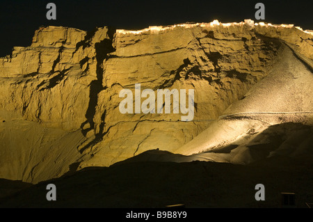 Masada antica fortezza illuminata di notte t durante il spettacolo di luci e suoni sud del deserto della Giudea Israele Foto Stock