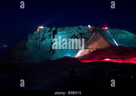 Masada antica fortezza illuminata di notte t durante il spettacolo di luci e suoni sud del deserto della Giudea Israele Foto Stock