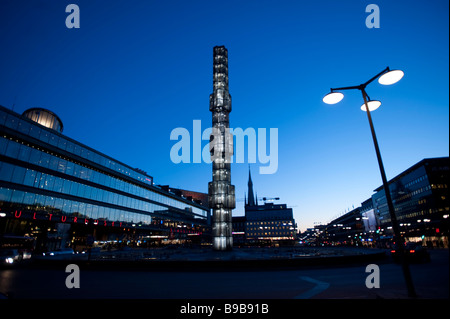 Stoccolma;vista serale di Sergels Torg e Kulturhuset edificio in Svezia Foto Stock