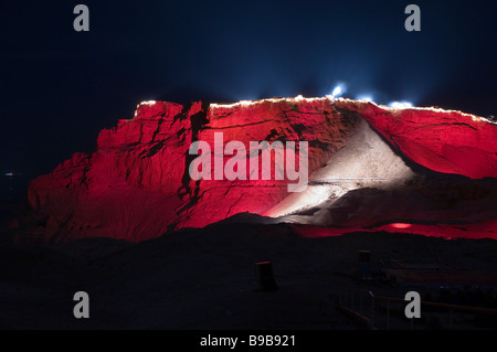 Masada antica fortezza illuminata di notte t durante il spettacolo di luci e suoni sud del deserto della Giudea Israele Foto Stock