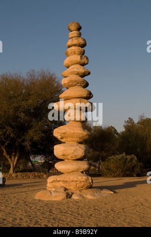 Una scultura in pietra da Yona Pitelson e Gidon Freedman a Gan HaHamisha nella città di Arad Israele sud Foto Stock