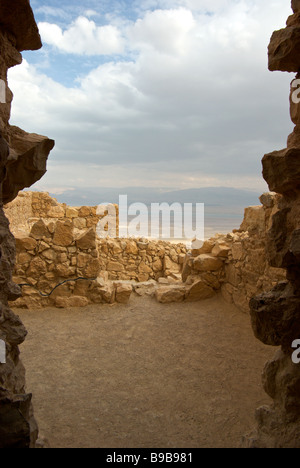Parzialmente ristrutturato resti di camera con vista spettacolare del Mar Morto dal re Erode palazzo privato fortezza in cima grande mesa Foto Stock
