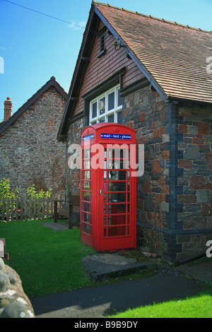 Tradizionale in rosso nella casella Telefono nel villaggio di Allerford, Somerset, Inghilterra, Regno Unito Foto Stock