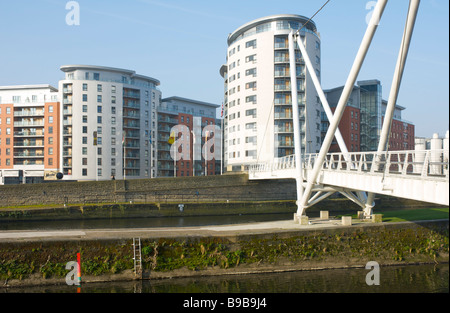 Cavaliere del modo Ponte sul Fiume Aire, Clarence Dock, Leeds, West Yorkshire, Inghilterra, Regno Unito Foto Stock