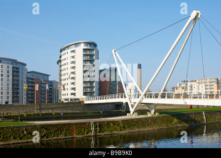 Cavaliere del modo Ponte sul Fiume Aire, Clarence Dock, Leeds, West Yorkshire, Inghilterra, Regno Unito Foto Stock