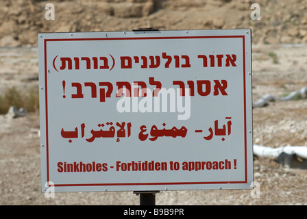 Segnale di avvertimento per indicare le doline presso il Mar Morto costa in Israele Foto Stock