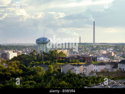 Una vista del centro cittadino di Sudbury, Ontario, con la torre dell'acqua e superstack in background Foto Stock