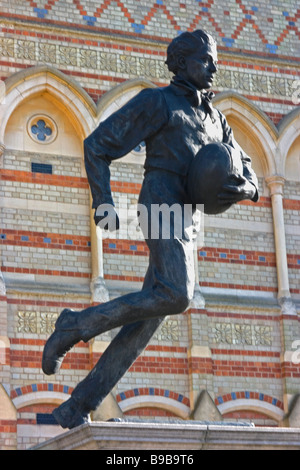 Statua di William Webb Ellis (1806 - 1872) al di fuori della scuola di Rugby, Rugby, Warwickshire. Foto Stock