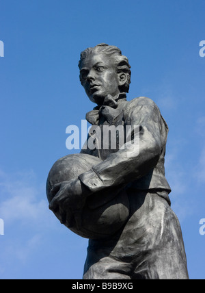 Statua di William Webb Ellis (1806 - 1872) al di fuori della scuola di Rugby, RUGBY, WARWICKSHIRE Foto Stock