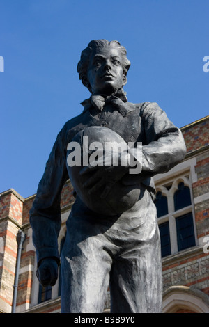 Statua di William Webb Ellis (1806 - 1872) al di fuori della scuola di Rugby, RUGBY, WARWICKSHIRE Foto Stock