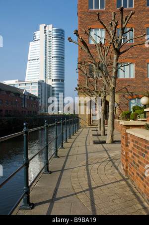 Guardando lungo il Leeds e Liverpool Canal alla sfavillante tower, Bridgewater Place, a Leeds, West Yorkshire, Inghilterra, Regno Unito Foto Stock