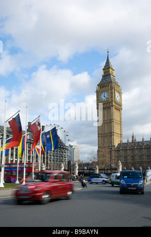 Big Ben case di clock del Parlamento e la piazza del Parlamento Westminster Londra Inghilterra Gran Bretagna Regno Unito Regno Unito GB Foto Stock