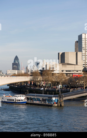 Il fiume Tamigi e Waterloo Bridge London Regno Unito Foto Stock