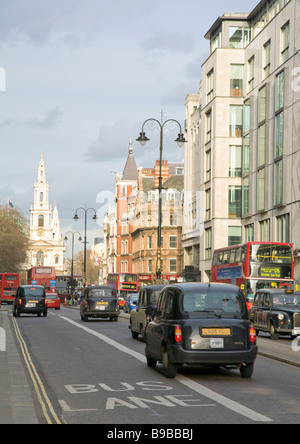 Mary le Strand Chiesa e traffico in The Strand Londra Inghilterra Gran Bretagna Regno Unito Regno Unito GB Isole Britanniche Europa UE Foto Stock