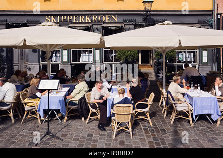 Copenhagen, Danimarca. Il Cafe Bar sul lungomare, Nyhavn, estate Foto Stock