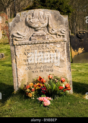 Lapide segna il luogo di sepoltura del famoso autore Anne Bronte in St Marys sagrato Scarborough North Yorkshire Foto Stock