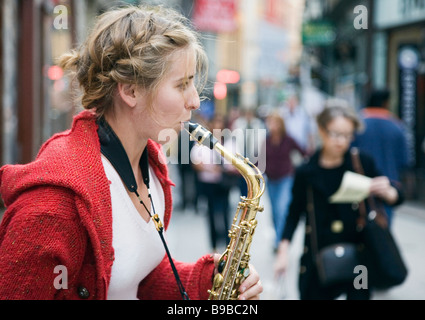 Sockholm, Svezia. Femmina sassofonista jazz, Vasterlanggaten street, Gamla Stan Foto Stock