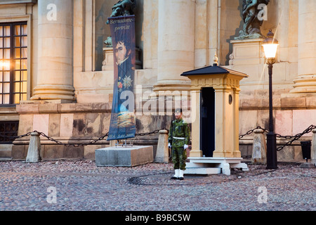 Stoccolma, Svezia. Sentry presso il Palazzo Reale di Kungliga Slottet, crepuscolo Foto Stock