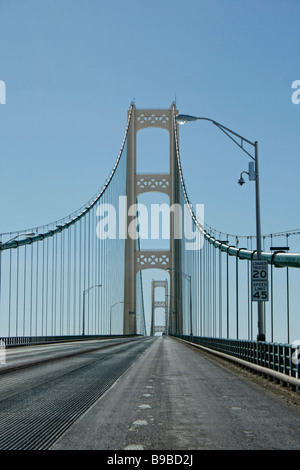 Il moderno ponte americano Mackinac Great Lakes con una strada ad angolo basso da sotto la testa da sotto nessuno verticale in Michigan USA ad alta risoluzione Foto Stock